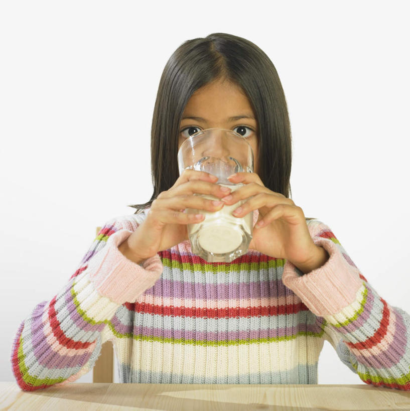 牛奶,西方人,儿童,一个人,坐,竖图,室内,白天,白色背景,正面,毛衣,纯洁,桌面,桌子,杯子,欧洲,非洲,黑人,欧洲人,仅一个女性,仅一个人,喝,握,阴影,反射,木制,影子,饮品,一杯,营养,拿,拿着,注视,玻璃制品,饮料,一个,小孩,木制品,水杯,观察,看,仅一个小孩,可爱,童年,童趣,握着,摄影,影棚,单个,观看,察看,乳制品,奶,牛乳,关注,线衫,童真,烂漫,无邪,安神,天真,女孩,女人,女性,非洲人,孩子,玻璃杯,坐着,半身,彩图,影棚拍摄,绒衣,套衫,套头毛衣,线衣,拍摄,女生