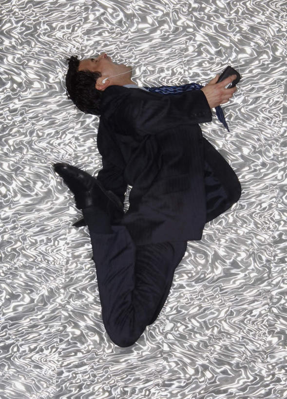 西方人,一个人,跳,闭眼,打电话,竖图,室内,白天,侧面,电话,手机,欧洲,欧洲人,仅一个男性,仅一个人,仅一个中年男性,握,朦胧,模糊,半空,拿,大喊,拿着,通讯设备,张嘴,握着,摄影,影棚,大叫,张大嘴巴,一部,大呼,交流,男人,男性,中年男性,白种人,张开嘴,闭眼睛,闭着眼,闭着眼睛,沟通,跳跃,通话,彩图,全身,影棚拍摄,拍摄