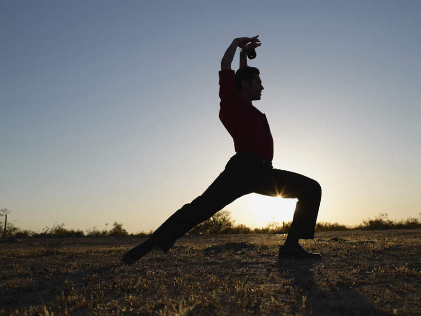 西方人,一个人,举,笑,微笑,露齿笑,横图,室外,白天,侧面,衬衫,跳舞,热情,欧洲,欧洲人,仅一个男性,仅一个人,阴影,裤子,光线,沙子,影子,背光,注视,腰带,仅一个年轻男性,红色,蓝色,蓝天,天空,阳光,天,观察,看,托,激情,晴朗,观看,张开双腿,皮带,察看,关注,舞姿,逆光,配饰,万里无云,裤带,展开双腿,豪情,狂热,男人,男性,年轻男性,白种人,晴空,晴空万里,举起,举手,举着,向上举,向上伸,向上托,彩图,全身,衬衣,舞蹈,伸展双腿,弗拉明戈,弗拉明戈舞