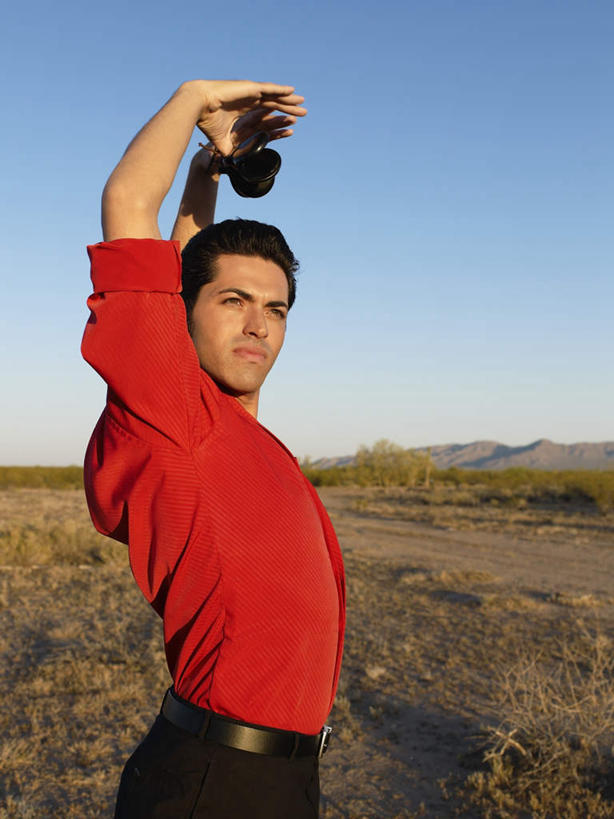 西方人,一个人,举,竖图,室外,白天,侧面,衬衫,跳舞,热情,欧洲,欧洲人,仅一个男性,仅一个人,阴影,裤子,光线,沙子,影子,背光,扭头,注视,腰带,仅一个年轻男性,红色,蓝色,蓝天,天空,阳光,天,观察,看,托,转头,激情,晴朗,观看,皮带,察看,关注,舞姿,逆光,配饰,万里无云,裤带,豪情,狂热,男人,男性,年轻男性,白种人,晴空,晴空万里,举起,举手,举着,向上举,向上伸,向上托,半身,彩图,衬衣,舞蹈,弗拉明戈,弗拉明戈舞