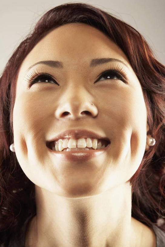 东方人,脸,头,脸颊,头发,一个人,站,笑,微笑,露齿笑,竖图,室内,特写,白天,正面,亚洲,仅一个年轻女性,仅一个女性,仅一个人,阴影,灰色背景,服装,反射,影子,棕色,注视,休闲装,黄种人,肩膀,衣服,观察,看,站着,休闲,休闲服,摄影,服饰,影棚,观看,察看,关注,酒涡,梨涡,年轻女性,女人,女性,亚洲人,头部,长发,卷发,脸部,脸蛋,面部,抬头,仰头,站立,半身,彩图,影棚拍摄,拍摄