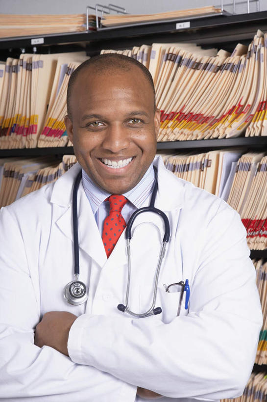 西方人,一个人,医生,站,笑,双手交叉,微笑,露齿笑,竖图,室内,白天,正面,工作服,制服,柜子,欧洲,非洲,黑人,欧洲人,仅一个男性,仅一个人,仅一个中年男性,材料,档案,文件,纸,领带,注视,手稿,听诊器,资料,观察,记录,看,站着,医护人员,医疗人员,观看,证明,察看,医疗设备,双手抱胸,档案室,象征,庄重,关注,文档,医疗器械,身份,医疗工具,档案柜,记载,正式,地位,工作制服,记实,纪录,检测工具,男人,男性,中年男性,非洲人,大夫,站立,半身,彩图,工作套服,病历