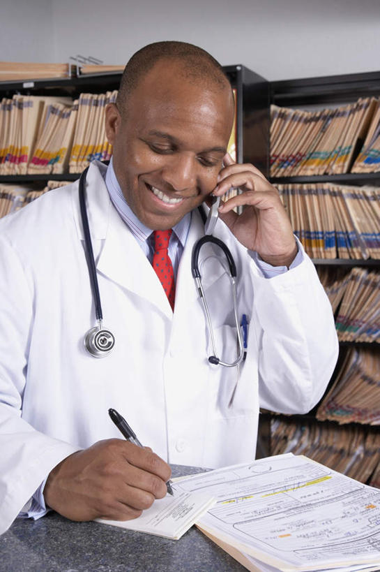 西方人,一个人,医生,站,笑,打电话,微笑,露齿笑,竖图,室内,白天,正面,工作服,制服,柜子,电话,手机,欧洲,非洲,黑人,欧洲人,仅一个男性,仅一个人,仅一个中年男性,握,时间,笔,材料,档案,时钟,手表,文件,纸,办公用品,领带,拿,听,计时,拿着,注视,通讯设备,水笔,文具,手稿,听诊器,学习用品,资料,钟表,低头,观察,记录,看,站着,医护人员,医疗人员,表,握着,观看,腕表,文具用品,证明,察看,医疗设备,书写,档案室,象征,庄重,关注,文档,医疗器械,身份,医疗工具,档案柜,记载,正式,地位,工作制服,记实,纪录,检测工具,交流,男人,男性,中年男性,非洲人,大夫,钟,沟通,通话,站立,半身,彩图,工作套服,病历