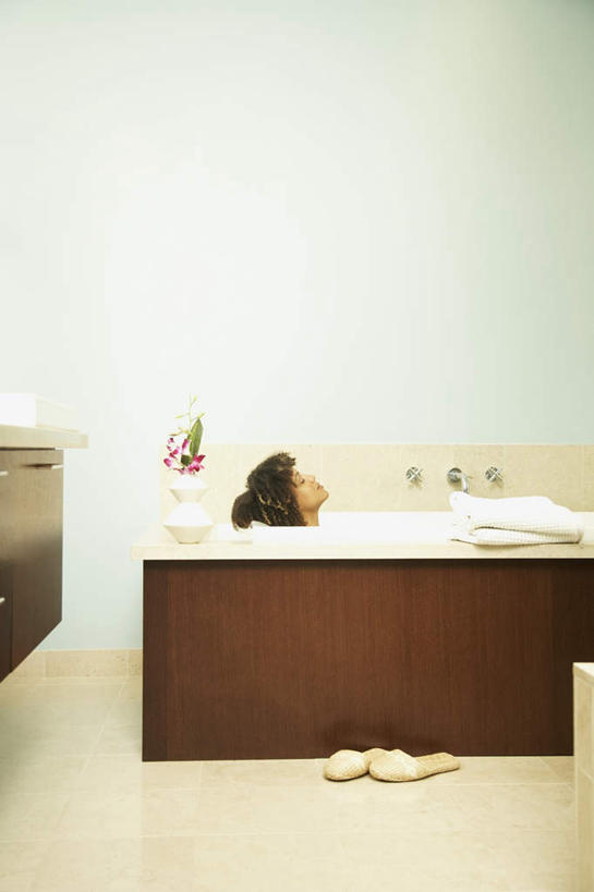 西方人,一个人,躺,闭眼,竖图,室内,白天,侧面,洗澡,智慧,卫生间,浴室,花瓶,鞋子,欧洲,非洲,黑人,欧洲人,仅一个女性,仅一个人,艺术,盛开,纺织物,陶瓷,陶瓷制品,花蕾,文化,干净,花,花瓣,花朵,鲜花,一个,插花,瓶子,毛巾,拖鞋,浴缸,花苞,花蕊,清洁,仅一个中年女性,享受,健康,放松,保健,单个,保暖,插花艺术,卫生,创造,创作,卫浴设备,想象,透气,防水,泡汤,储水,耐磨,吸水,水管装置,卧着,女人,女性,中年女性,非洲人,淋浴房,闭眼睛,闭着眼,闭着眼睛,躺着,卧,半身,彩图,沐浴,冲凉房,沐浴间,沐浴室