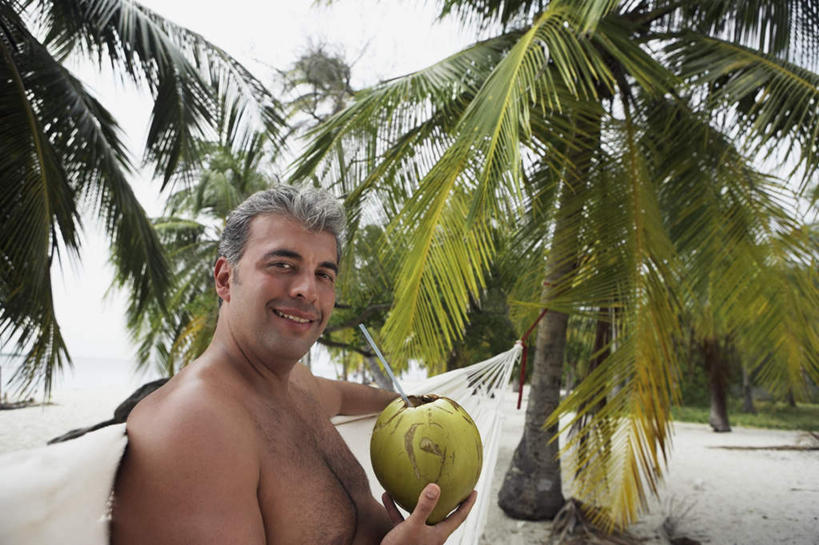 西方人,一个人,坐,笑,微笑,露齿笑,横图,室外,白天,侧面,旅游,度假,美景,沙滩,植物,床,吊床,棕榈树,椰子,叶子,欧洲,欧洲人,仅一个男性,仅一个人,仅一个中年男性,吊挂,握,悬挂,沙子,海岸,景观,绿叶,沙地,挂,拿,拿着,扭头,注视,娱乐,裸露,树,树木,绿色,自然,观察,看,转头,享受,休闲,嫩叶,景色,放松,握着,生长,成长,观看,察看,安逸,关注,自然风光,裸,棕榈叶,大椰,胥余,椰瓢,越王头,安适,清闲,男人,男性,中年男性,白种人,叶,叶片,海滩,坐着,半身,彩图