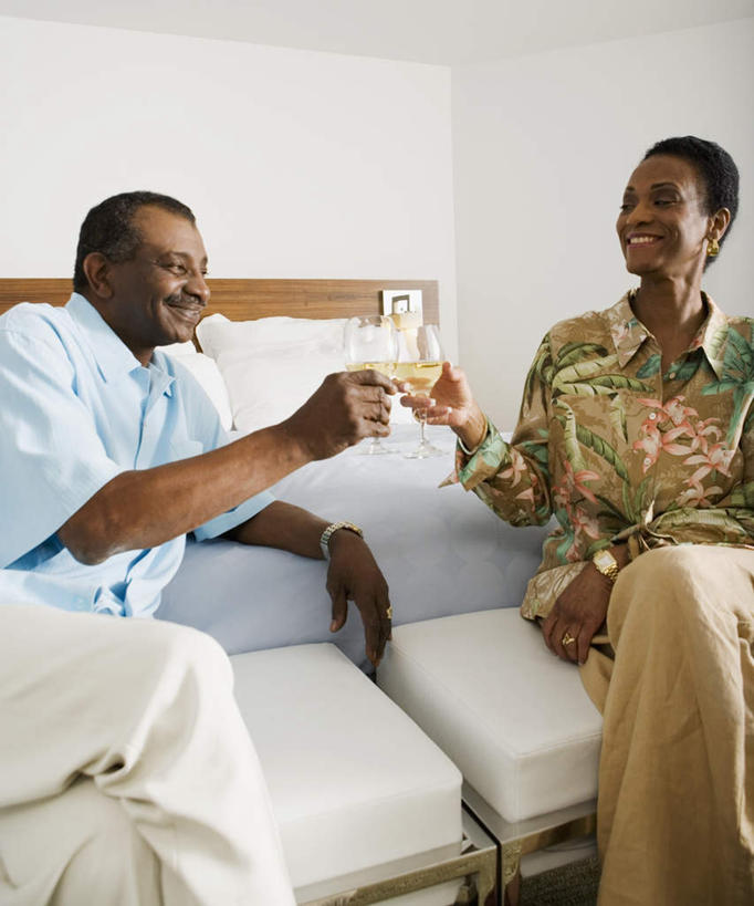 葡萄酒,西方人,中年人,老年人,两个人,家庭,夫妻,宾馆,坐,笑,微笑,露齿笑,竖图,室内,白天,正面,爱情,奢侈,快乐,床,靠垫,卧室,杯子,欧洲,非洲,黑人,欧洲人,握,服装,庆祝,高脚杯,墙,双人床,床单,靠枕,浪漫,拿,拿着,注视,休闲装,被子,墙壁,墙面,玻璃制品,酒,饮料,衣服,酒杯,垫子,枕头,香槟,干杯,观察,看,碰杯,休闲,温暖,温馨,一家人,休闲服,恩爱,交际,友好,诱惑,握着,恋人,服饰,观看,庆贺,和睦,察看,被单,关注,礼仪,敬酒,香槟杯,劝酒,气泡酒,起泡酒,汽酒,老年男性,男人,男性,女人,女性,中年女性,非洲人,夫妇,情侣,玻璃杯,坐着,半身,彩图,高兴,欢笑,睡房,卧房,客店,客栈,旅店,旅馆,旅舍,汽车旅馆,伴侣,融洽