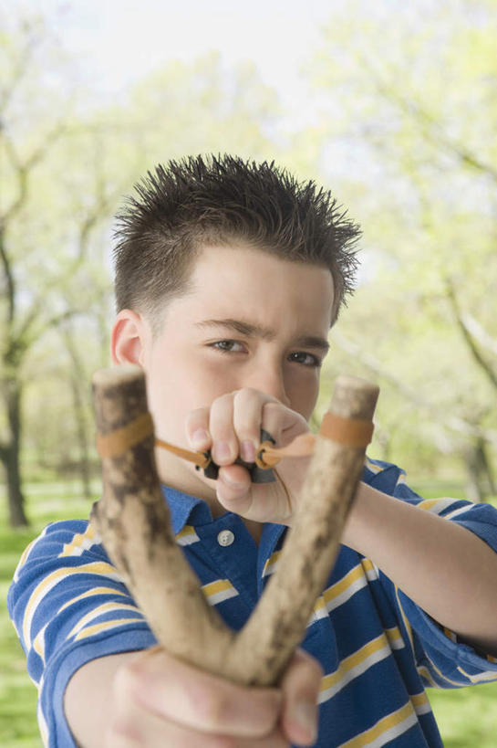 西方人,儿童,一个人,站,竖图,室外,白天,正面,游戏,纯洁,植物,玩具,欧洲,欧洲人,仅一个男性,仅一个人,握,阴影,服装,朦胧,模糊,光线,影子,拿,玩,拿着,注视,休闲装,娱乐,树,树木,小孩,衣服,绿色,阳光,自然,观察,看,站着,仅一个小孩,休闲,休闲服,可爱,童年,童趣,益智,握着,服饰,生长,成长,观看,活动,察看,发泄,关注,消遣,智力,弹弓,童真,烂漫,无邪,冷兵器,宣泄,游戏工具,远射兵器,天真,男孩,男人,男性,白种人,孩子,玩耍,嬉戏,站立,半身,彩图,男生