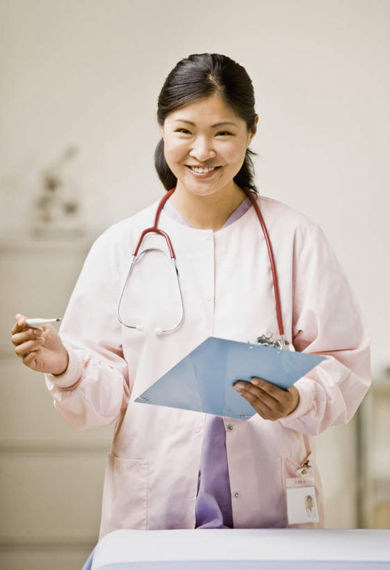 东方人,一个人,医生,医院,站,笑,微笑,露齿笑,竖图,室内,白天,正面,亚洲,仅一个女性,仅一个人,握,服装,朦胧,模糊,材料,档案,文件,纸,拿,拿着,注视,黄种人,衣服,粉色,手稿,听诊器,资料,观察,记录,看,站着,仅一个中年女性,医护人员,医疗人员,握着,服饰,观看,证明,察看,医疗设备,衣着,白大褂,穿着,关注,文档,医疗器械,医疗工具,实验服,医疗机构,记载,衣饰,记实,纪录,检测工具,女人,女性,中年女性,亚洲人,大夫,站立,半身,彩图,病院,诊所,实验衣,病历