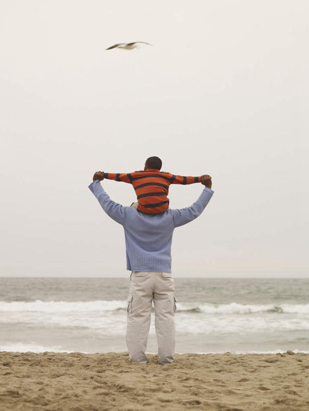 西方人,儿童,中年人,两个人,家庭,父亲,儿子,举,伸展双臂,竖图,室外,白天,旅游,度假,纯洁,海浪,海洋,美景,沙滩,海鸟,海鸥,鸟,欧洲,非洲,黑人,欧洲人,飞翔,服装,飞行,鸟类,沙子,海岸,景观,浪花,乌云,云,阴天,云朵,沙地,翱翔,云彩,休闲装,娱乐,飞,一只,小孩,骑,背面,衣服,天空,自然,海水,天,扛,托,享受,休闲,温暖,温馨,父子,一家人,休闲服,景色,放松,父爱,可爱,童年,童趣,服饰,和睦,昏暗,阴沉,自然风光,海景,童真,烂漫,无邪,扛在肩上,骑在肩上,天真,男孩,男人,男性,中年男性,非洲人,孩子,大海,风浪,海,海水的波动,海滩,近岸浪,涌浪,敞开双臂,举起,举手,举着,伸开双臂,向上举,向上伸,向上托,展开双肩,张开手臂,张开双臂,彩图,全身,融洽,男生