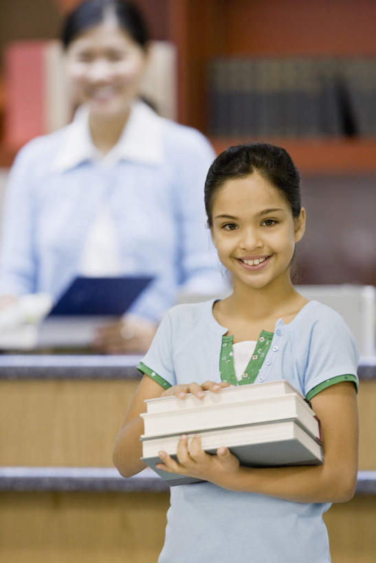 东方人,儿童,两个人,前台,图书管理员,图书馆,站,捧,笑,微笑,露齿笑,竖图,室内,白天,正面,纯洁,桌子,书籍,项链,亚洲,服装,朦胧,模糊,办公桌,注视,休闲装,黄种人,装饰品,小孩,衣服,饰品,首饰,书柜,观察,看,站着,休闲,休闲服,服务台,书橱,可爱,童年,童趣,服饰,观看,察看,关注,记录板,童真,烂漫,无邪,记事板,浏览室,天真,女孩,女人,女性,亚洲人,孩子,书,图书,端,端着,捧着,手捧,站立,半身,彩图,书库,图书库,帮助台,呼叫台,阅览室,女生