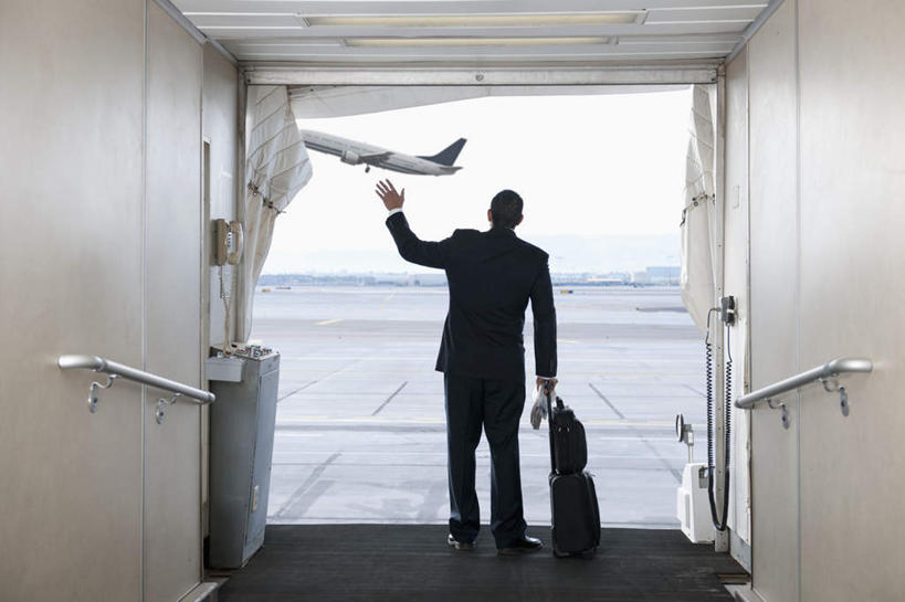 西方人,一个人,商务人士,商务男性,机场,栏杆,站,举,横图,室内,白天,衬衫,飞机,飞机场,欧洲,欧洲人,仅一个男性,仅一个人,仅一个中年男性,握,套装,扶手,拉杆箱,旅行箱,通道,桥,交通,拿,拿着,航空,护栏,背面,行李箱,箱子,停机坪,交通工具,托,站着,握着,运输,出差,客机,载具,商务装,工薪阶层,廊桥,登机桥,男人,男性,中年男性,白种人,白领,上班族,举起,举手,举着,向上举,向上伸,向上托,站立,彩图,全身,衬衣,旅行