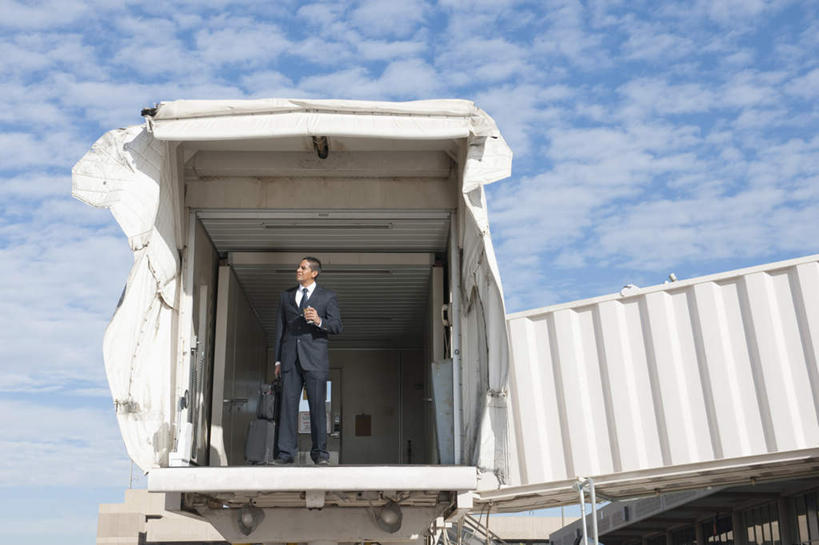 西方人,一个人,商务人士,商务男性,机场,站,横图,室外,白天,仰视,衬衫,飞机场,欧洲,欧洲人,仅一个男性,仅一个人,仅一个中年男性,握,阴影,套装,光线,拉杆箱,旅行箱,影子,云,云朵,通道,桥,领带,云彩,注视,航空,蓝色,白云,蓝天,天空,阳光,行李箱,箱子,停机坪,天,观察,看,站着,握着,晴朗,观看,出差,察看,象征,庄重,关注,商务装,身份,工薪阶层,廊桥,正式,地位,登机桥,男人,男性,中年男性,白种人,白领,上班族,晴空,站立,彩图,低角度拍摄,全身,衬衣,旅行