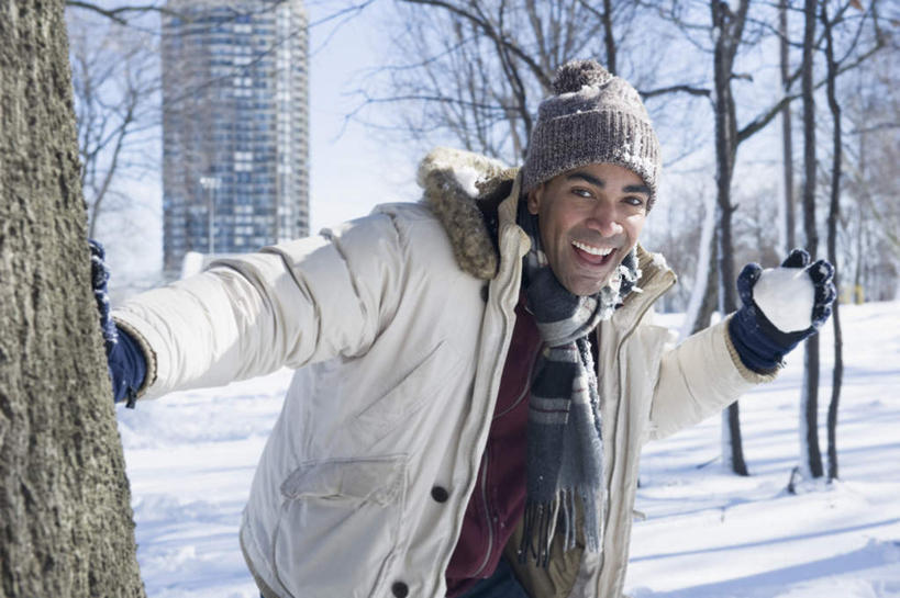 西方人,一个人,站,笑,微笑,露齿笑,横图,室外,白天,正面,旅游,度假,游戏,美景,森林,树林,雪,植物,大雪,帽子,欧洲,欧洲人,仅一个男性,仅一个人,仅一个中年男性,握,阴影,服装,装饰,光线,影子,积雪,景观,雪景,云,云朵,冬季,冬天,拿,玩,云彩,拿着,注视,娱乐,树,树木,衣服,蓝色,绿色,白云,蓝天,天空,阳光,自然,手套,围巾,天,观察,看,站着,享受,休闲,温暖,景色,放松,寒冷,握着,服饰,生长,晴朗,成长,围脖,观看,活动,羽绒服,保暖,华丽,点缀,察看,御寒,发泄,关注,消遣,智力,自然风光,打雪仗,宣泄,衬托,美观,雅致,雅观,棉帽,严寒,冬装,男人,男性,中年男性,白种人,晴空,玩耍,嬉戏,站立,半身,彩图,雪仗