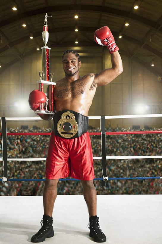 西方人,一个人,拳击手,栏杆,站,举,竖图,室内,白天,正面,锻炼,安全,成功,胜利,比赛,运动,拳击,照明,欧洲,非洲,黑人,欧洲人,仅一个男性,仅一个人,仅一个中年男性,握,阴影,裤子,光线,影子,台子,围栏,灯光,防护,拳击手套,拿,拿着,注视,运动器械,场地,腰带,护栏,裸露,灯,红色,绳子,手套,灯具,观察,看,托,站着,健身器械,光彩,握着,观看,保护,聚光灯,绳索,照亮,察看,照明设备,关注,裸,保险,健身器材,荣誉,奖品,配饰,拳击台,保全,周全,安稳,安定,防护手套,荣耀,裤带,光荣,平安,体育,男人,男性,中年男性,非洲人,拳击家,拳击运动员,举起,举手,举着,向上举,向上伸,向上托,站立,彩图,全身,健身,拳王腰带,拳王金腰带,运动器材,奖杯