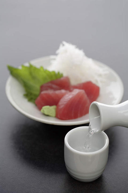 米饭,清酒,生鱼片,寿司,无人,竖图,俯视,室内,特写,白天,烹饪,餐桌,桌子,餐具,阴影,反射,碟子,盘,影子,陶瓷,肉,鱼肉,日本料理,鱼片,料理,食品,陶瓷制品,酒类,饭,鲔鱼,金枪鱼,菜肴,美食,肉类,酒,酒瓶,食物,饮料,三个,盘子,瓶子,碟,日式料理,日式,摄影,佳肴,影棚,餐台,五谷,吞拿鱼,手握寿司,醋饭,肉食,握寿司,押寿司,沙西米,四喜饭,彩图,高角度拍摄,影棚拍摄,拍摄,刺身,清酒瓶