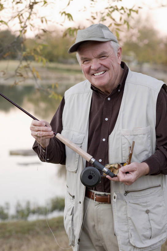 蝶泳,西方人,一个人,站,笑,微笑,露齿笑,室外,白天,正面,爱情,湖,湖泊,美景,水,植物,帽子,钓鱼竿,金属制品,欧洲,欧洲人,仅一个男性,仅一个人,握,服装,金属,湖面,景观,水流,水面,浪漫,拿,拿着,注视,休闲装,运动帽,装饰品,树,树木,衣服,绿色,灰色,自然,戒指,饰品,首饰,湖水,观察,看,站着,仅一个老年男性,休闲,休闲服,鸭舌帽,景色,恩爱,握着,服饰,生长,成长,观看,渔具,信物,察看,权利,关注,自然风光,手饰,老年男性,男人,男性,白种人,钓竿,鱼竿,站立,半身,彩图,钓鱼