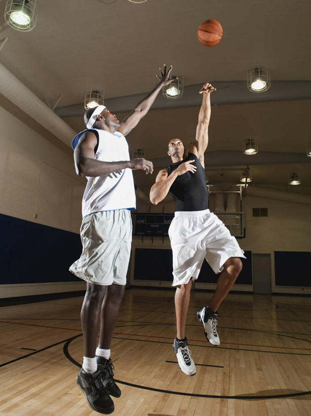 蝶泳,西方人,两个人,伙伴,朋友,运动员,跳,举,室内,白天,正面,运动服,友谊,合作,团队,篮球,照明,欧洲,欧洲人,握,服装,束发带,墙,篮球场,球场,灯光,篮球装备,半空,拿,篮球运动员,拿着,扭头,注视,运动器械,场地,顶灯,墙壁,墙面,灯,衣服,白色,灯具,观察,看,托,转头,健身器械,战略,握着,服饰,观看,照亮,察看,衣着,照明设备,穿着,关注,下降,降落,健身器材,篮球运动,联合,合谋,衣饰,降低,下跌,下落,配合,协作,男人,男性,年轻男性,白种人,体育运动员,运动选手,举起,举手,举着,跳跃,向上举,向上伸,向上托,彩图,全身,篮球场地,运动器材,运动装