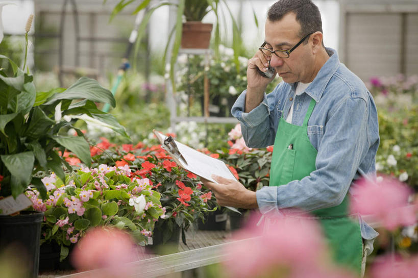 冲浪,西方人,一个人,花商,花店,商店,站,说,打电话,室内,白天,侧面,讨论,植物,电话,手机,叶子,欧洲,欧洲人,仅一个男性,仅一个人,仅一个中年男性,一副,握,服装,朦胧,模糊,盛开,材料,档案,盆栽,围裙,文件,纹理,眼镜,纸,绿叶,盆景,拿,听,花蕾,温室,拿着,注视,休闲装,通讯设备,商铺,花,花瓣,花朵,鲜花,衣服,绿色,自然,手稿,资料,花苞,花蕊,观察,看,站着,休闲,休闲服,嫩叶,握着,服饰,设施,生长,成长,观看,证明,察看,暖房,防寒,关注,加温,文档,透光,近视眼镜,保温,一部,肌理,市肆,商号,交流,男人,男性,中年男性,白种人,花店老板,花贩,卖花人,叶,叶片,叶脉,沟通,讲话,交谈,商讨,说话,谈话,通话,站立,半身,彩图,店铺