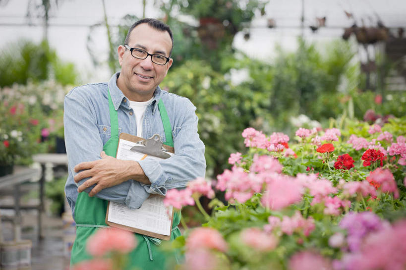 冲浪,西方人,一个人,花商,花店,商店,站,笑,双手交叉,微笑,露齿笑,室内,白天,正面,植物,叶子,欧洲,欧洲人,仅一个男性,仅一个人,仅一个中年男性,一副,服装,朦胧,模糊,盛开,材料,档案,盆栽,围裙,文件,纹理,眼镜,纸,绿叶,盆景,花蕾,温室,注视,休闲装,商铺,花,花瓣,花朵,鲜花,衣服,绿色,自然,手稿,资料,花苞,花蕊,观察,看,站着,休闲,休闲服,嫩叶,服饰,设施,生长,成长,观看,证明,察看,暖房,双手抱胸,防寒,关注,加温,文档,透光,近视眼镜,保温,肌理,市肆,商号,男人,男性,中年男性,白种人,花店老板,花贩,卖花人,叶,叶片,叶脉,站立,半身,彩图,店铺
