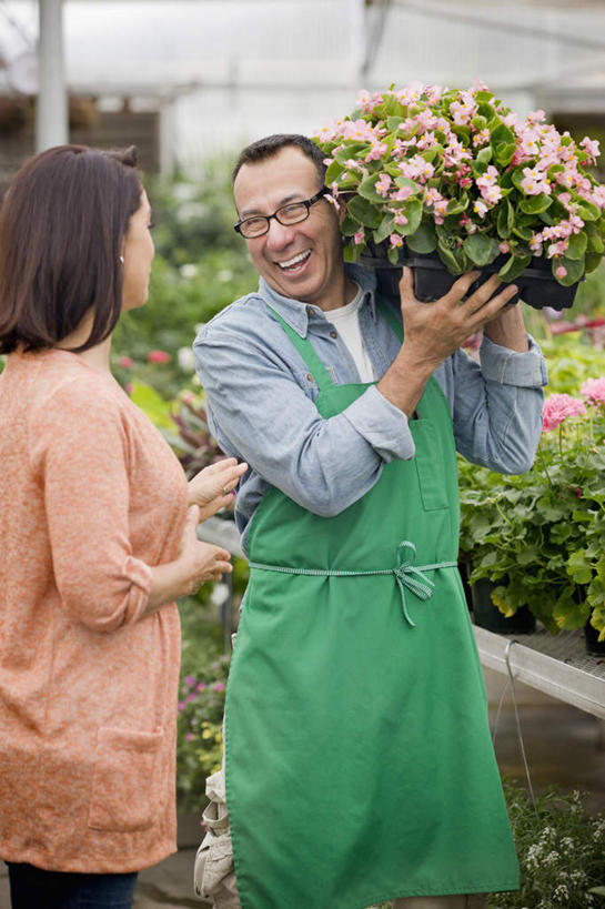 蝶泳,西方人,两个人,花商,花店,商店,站,笑,搬运,微笑,露齿笑,室内,白天,正面,植物,叶子,欧洲,欧洲人,一副,服装,盛开,盆栽,围裙,纹理,眼镜,绿叶,盆景,花蕾,温室,注视,休闲装,商铺,顾客,花,花瓣,花朵,鲜花,衣服,绿色,自然,花苞,花蕊,观察,看,站着,休闲,休闲服,嫩叶,服饰,设施,生长,成长,观看,察看,暖房,防寒,关注,加温,透光,近视眼镜,保温,肌理,市肆,商号,主顾,男人,男性,女人,女性,中年男性,中年女性,白种人,花店老板,花贩,卖花人,叶,叶片,叶脉,搬,站立,半身,彩图,店铺