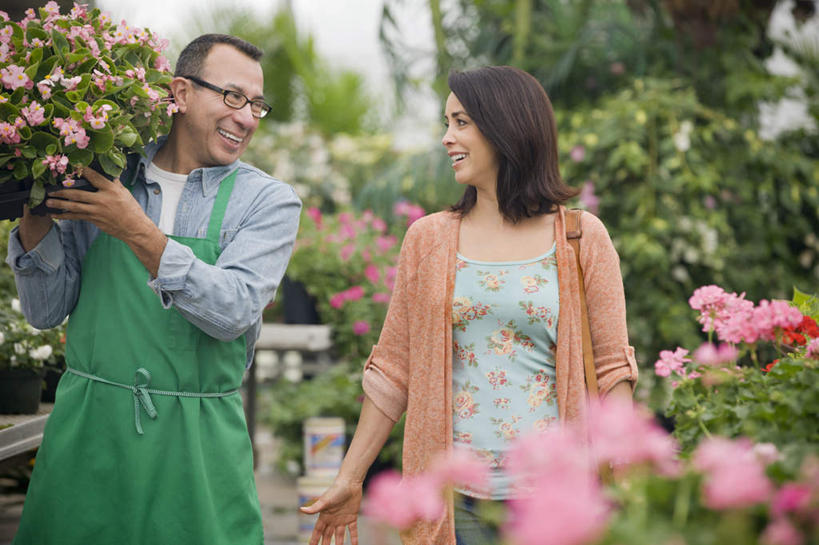 冲浪,西方人,两个人,花商,花店,商店,站,笑,搬运,微笑,露齿笑,室内,白天,正面,植物,叶子,欧洲,欧洲人,一副,服装,盛开,盆栽,围裙,纹理,眼镜,绿叶,盆景,花蕾,温室,注视,休闲装,商铺,顾客,花,花瓣,花朵,鲜花,衣服,绿色,自然,花苞,花蕊,观察,看,站着,休闲,休闲服,嫩叶,服饰,设施,生长,成长,观看,察看,暖房,防寒,关注,加温,透光,近视眼镜,保温,肌理,市肆,商号,主顾,男人,男性,女人,女性,中年男性,中年女性,白种人,花店老板,花贩,卖花人,叶,叶片,叶脉,搬,站立,半身,彩图,店铺