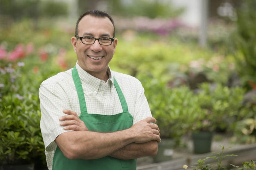 冲浪,西方人,一个人,花商,花店,商店,站,笑,双手交叉,微笑,露齿笑,室内,白天,正面,植物,叶子,欧洲,欧洲人,仅一个男性,仅一个人,仅一个中年男性,一副,服装,朦胧,模糊,盛开,盆栽,围裙,纹理,眼镜,绿叶,盆景,花蕾,温室,注视,休闲装,商铺,花,花瓣,花朵,鲜花,衣服,绿色,自然,花苞,花蕊,观察,看,站着,休闲,休闲服,嫩叶,服饰,设施,生长,成长,观看,察看,暖房,双手抱胸,防寒,关注,加温,透光,近视眼镜,保温,肌理,市肆,商号,男人,男性,中年男性,白种人,花店老板,花贩,卖花人,叶,叶片,叶脉,站立,半身,彩图,店铺