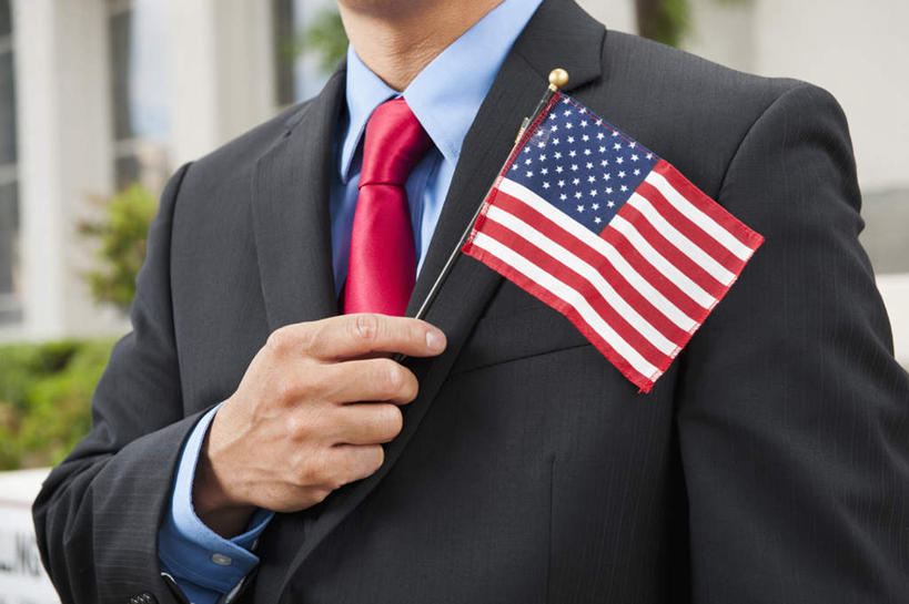 冲浪,西方人,手,一个人,商务人士,商务男性,站,室外,特写,白天,正面,衬衫,植物,旗帜,国旗,欧洲,欧洲人,仅一个男性,仅一个人,仅一个中年男性,握,阴影,套装,光线,影子,领带,星条旗,树,树木,红色,绿色,阳光,自然,站着,手部,握着,美国国旗,生长,成长,单手,象征,庄重,商务装,身份,宣誓,工薪阶层,正式,地位,男人,男性,中年男性,白种人,白领,上班族,旗,站立,半身,彩图,衬衣,美利坚合众国国旗