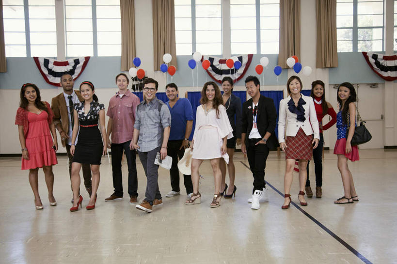 冲浪,东方人,西方人,站,笑,微笑,露齿笑,室内,白天,正面,裙子,窗户,窗帘,欧洲,非洲,黑人,欧洲人,亚洲,握,阴影,连衣裙,装饰,反射,包,材料,档案,文件,眼镜,影子,塑料,墙,许多人,拎,注视,黄种人,玻璃窗,墙壁,墙面,蓝色,气球,塑料制品,资料,观察,看,站着,一群人,橡胶,握着,帷幕,观看,华丽,修饰,点缀,察看,关注,帷幔,文档,幕布,斜挎包,幕帘,近视眼镜,橡胶制品,衬托,美观,雅致,雅观,帷幔布,男人,男性,年轻男性,年轻女性,女人,女性,中年男性,中年女性,白种人,非洲人,亚洲人,站立,彩图,全身,公民,拎着