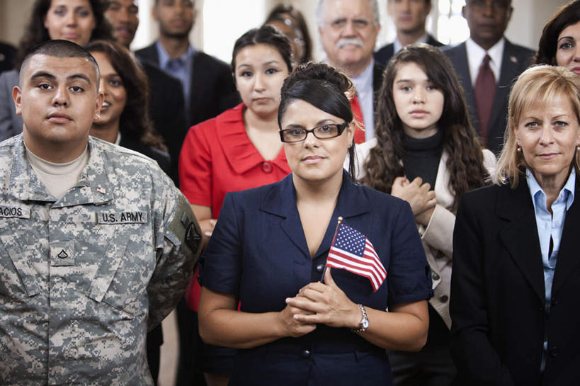 冲浪,东方人,西方人,站,室内,白天,正面,制服,旗帜,国旗,欧洲,非洲,黑人,欧洲人,亚洲,握,阴影,服装,反射,眼镜,影子,许多人,注视,休闲装,黄种人,星条旗,衣服,观察,看,站着,一群人,休闲,休闲服,握着,美国国旗,服饰,观看,军人,察看,军装,关注,军服,近视眼镜,老年男性,男人,男性,年轻男性,年轻女性,女人,女性,中年男性,中年女性,白种人,非洲人,亚洲人,旗,站立,半身,彩图,美利坚合众国国旗,公民