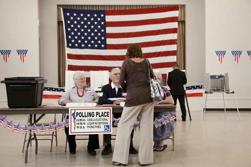 冲浪,西方人,背部,伙伴,朋友,站,坐,笑,微笑,露齿笑,室内,白天,正面,友谊,合作,团队,帽子,欧洲,欧洲人,五个人,阴影,服装,时间,反射,英文,标志,材料,档案,时钟,手表,文件,文字,眼镜,影子,字符,字母,墙,许多人,计时,注视,休闲装,标识,墙壁,墙面,衣服,蓝色,容器,箱子,资料,钟表,观察,看,站着,一群人,休闲,休闲服,表,战略,服饰,帷幕,观看,储藏,老花镜,英文字母,腕表,察看,徽章,储存,关注,帷幔,文档,幕布,幕帘,志愿者,联合,合谋,帷幔布,远视眼镜,配合,协作,老年男性,老年女性,男人,男性,女人,女性,中年女性,白种人,钟,站立,坐着,彩图,全身,义工,志工,公民,贮存