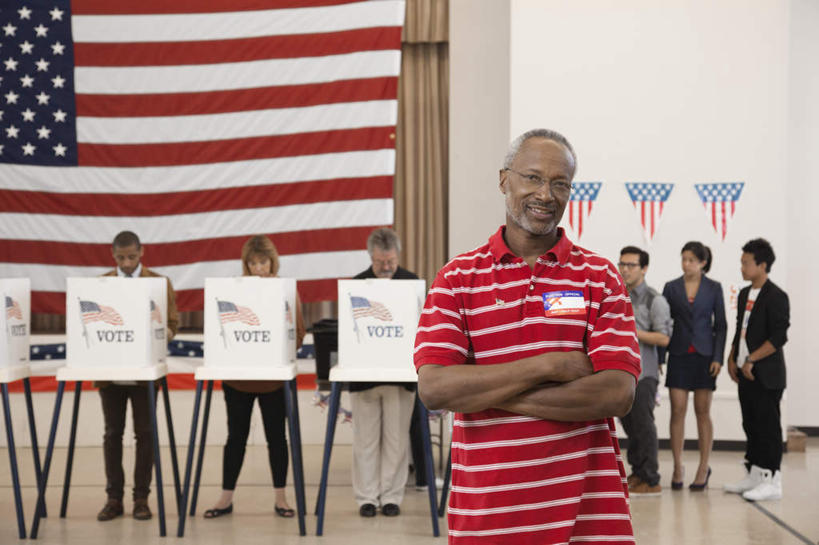 冲浪,西方人,站,笑,双手交叉,微笑,露齿笑,室内,白天,正面,旗帜,国旗,欧洲,非洲,黑人,欧洲人,阴影,服装,反射,影子,墙,许多人,注视,休闲装,星条旗,墙壁,墙面,衣服,白色,容器,箱子,观察,看,站着,一群人,休闲,休闲服,美国国旗,服饰,观看,等待,储藏,察看,双手抱胸,储存,关注,老年男性,男人,男性,年轻男性,女人,女性,中年男性,中年女性,白种人,非洲人,旗,站立,半身,彩图,美利坚合众国国旗,公民,贮存