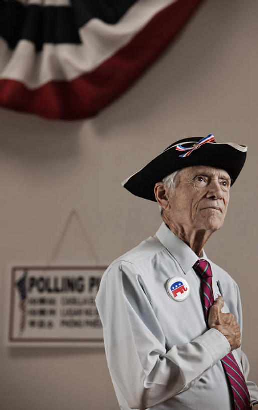 蝶泳,西方人,一个人,站,室内,白天,侧面,衬衫,帽子,欧洲,欧洲人,仅一个男性,仅一个人,阴影,反射,英文,标志,文字,影子,字符,字母,墙,领带,注视,标识,墙壁,墙面,观察,看,站着,仅一个老年男性,观看,英文字母,察看,徽章,关注,宣誓,一顶,老年男性,男人,男性,白种人,站立,半身,彩图,衬衣