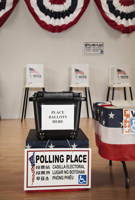 蝶泳,无人,室内,白天,正面,旗帜,国旗,阴影,反射,英文,标志,文字,影子,字符,字母,墙,标识,星条旗,墙壁,墙面,容器,箱子,美国国旗,储藏,英文字母,储存,竞选,旗,彩图,美利坚合众国国旗,贮存,投票