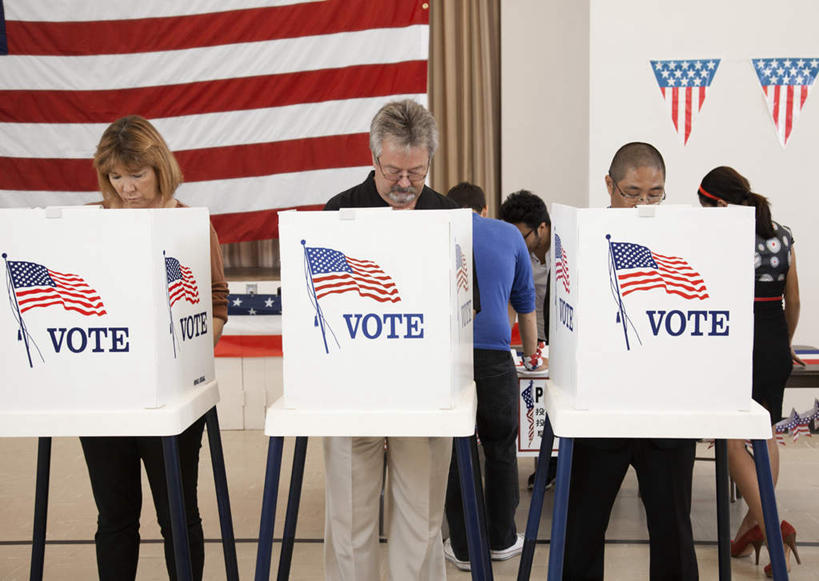 冲浪,西方人,站,室内,白天,正面,旗帜,国旗,欧洲,欧洲人,阴影,反射,英文,标志,文字,影子,字符,字母,许多人,注视,标识,星条旗,容器,箱子,低头,观察,看,站着,一群人,美国国旗,观看,储藏,英文字母,察看,储存,关注,老年男性,男人,男性,女人,女性,中年男性,中年女性,白种人,旗,站立,半身,彩图,美利坚合众国国旗,公民,贮存