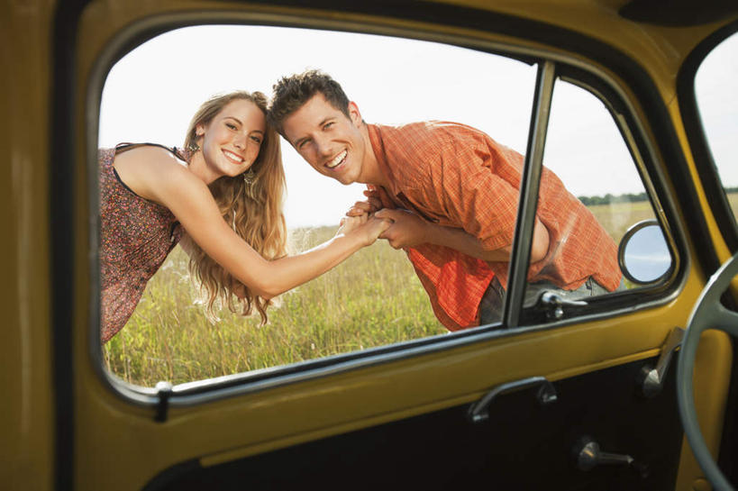 冲浪,西方人,两个人,站,握手,笑,微笑,露齿笑,室内,白天,侧面,爱情,机器,仪器,窗户,汽车,鸟,欧洲,欧洲人,一辆,弯腰,阴影,服装,光线,鸟类,影子,浪漫,扭头,注视,休闲装,设备,玻璃窗,车,衣服,蓝色,蓝天,天空,阳光,车窗,方向盘,交通工具,轿车,天,观察,驾驶,看,行驶,站着,转头,休闲,温暖,温馨,休闲服,恩爱,恋人,服饰,晴朗,观看,和睦,控制,察看,雁,关注,载具,万里无云,弯身,斑胁草雁,草雁,高地鹅,男人,男性,年轻男性,年轻女性,女人,女性,白种人,情侣,晴空,晴空万里,搀手,拉手,手拉手,手握手,站立,半身,彩图,伴侣,融洽