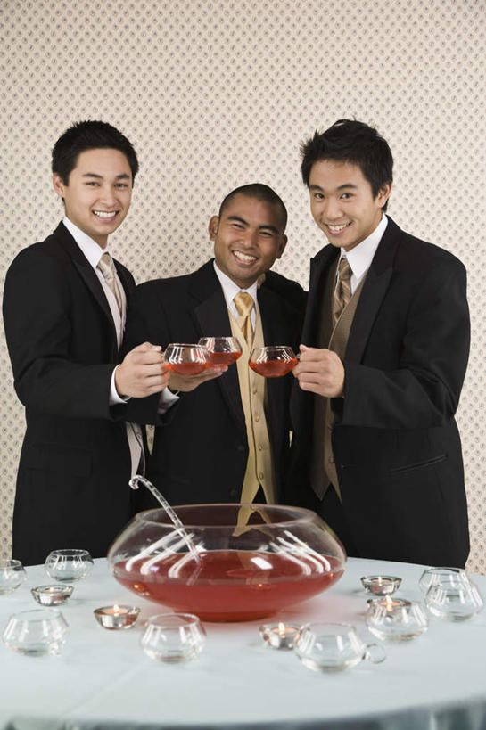 果汁,东方人,三个人,伙伴,朋友,站,笑,微笑,露齿笑,竖图,室内,白天,正面,友谊,桌面,桌子,杯子,亚洲,握,庆祝,木制,调味,香料,佐料,领带,酒类,饮品,拿,拿着,注视,黄种人,玻璃制品,酒,饮料,酒杯,木制品,啤酒杯,干杯,观察,看,碰杯,站着,交际,友好,握着,观看,庆贺,配料,察看,象征,庄重,关注,可口,礼仪,身份,敬酒,劝酒,作料,正式,地位,潘趣酒,适口,友情,男人,男性,年轻男性,亚洲人,玻璃杯,站立,半身,彩图