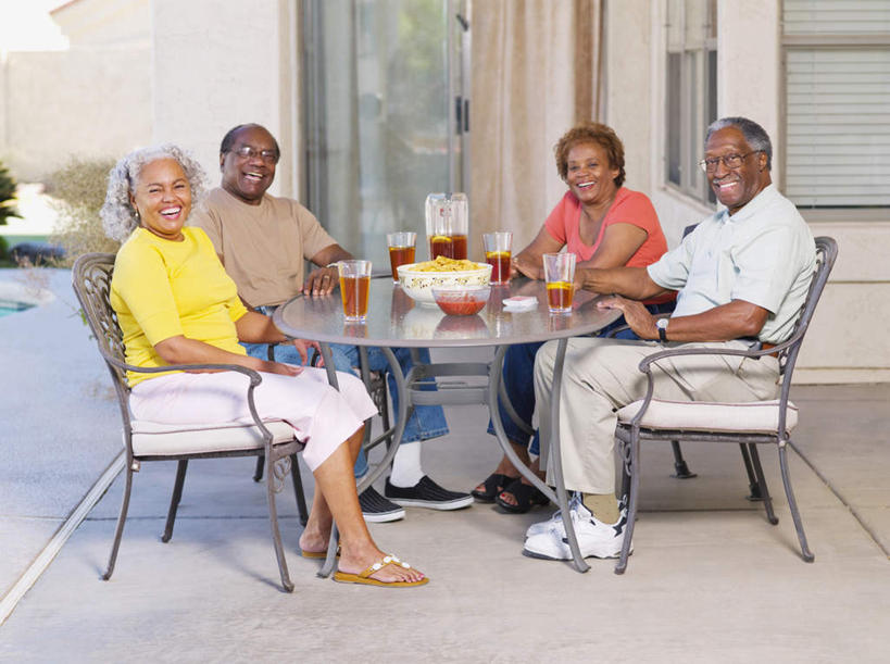 西方人,老年人,四个人,家庭,夫妻,伙伴,朋友,坐,笑,微笑,露齿笑,横图,室外,白天,侧面,爱情,友谊,幸福,茶,桌面,桌子,杯子,椅子,欧洲,非洲,黑人,欧洲人,服装,木制,木椅,茶叶,浪漫,扭头,注视,休闲装,娱乐,玻璃制品,衣服,木制品,水杯,观察,看,转头,享受,休闲,温暖,温馨,一家人,休闲服,恩爱,放松,乐趣,恋人,服饰,观看,和睦,察看,提神,舒适,关注,醒脑,友情,老年男性,老年女性,男人,男性,女人,女性,非洲人,夫妇,情侣,玻璃杯,坐着,彩图,全身,伴侣,融洽