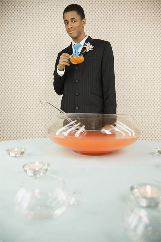 果汁,西方人,一个人,站,竖图,室内,白天,正面,衬衫,西装,桌面,桌子,欧洲,非洲,黑人,欧洲人,仅一个男性,仅一个人,握,套装,正装,木制,陶瓷,墙,调味,香料,佐料,领带,陶瓷制品,酒类,饮品,拿,拿着,注视,职业装,墙壁,墙面,酒,饮料,仅一个年轻男性,木制品,容器,碗,观察,看,站着,握着,观看,储藏,配料,察看,象征,庄重,储存,关注,可口,身份,作料,正式,地位,潘趣酒,适口,男人,男性,年轻男性,非洲人,站立,半身,彩图,衬衣,贮存