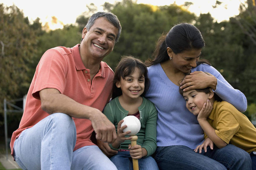 西方人,儿童,中年人,四个人,家庭,夫妻,母亲,父亲,女儿,儿子,蹲,抱,笑,微笑,露齿笑,横图,室外,白天,正面,爱情,锻炼,纯洁,运动,棒球,垒球,日落,植物,欧洲,欧洲人,握,阴影,服装,裤子,光线,棒球棒,影子,晚霞,霞光,落日,球棒,浪漫,拿,拿着,注视,牛仔裤,休闲装,运动器械,球,树,树木,小孩,衣服,绿色,阳光,自然,黄昏,观察,看,休闲,温暖,温馨,父女,父子,母女,母子,一家人,休闲服,健身器械,彩霞,恩爱,父爱,可爱,母爱,童年,童趣,握着,恋人,服饰,生长,成长,抱着,观看,和睦,察看,搂着,关注,健身器材,童真,烂漫,无邪,夕照,体育,天真,男孩,男人,男性,女孩,女人,女性,中年男性,中年女性,白种人,孩子,夫妇,情侣,夕阳,蹲着,怀抱,搂,搂抱,相抱,拥抱,半身,彩图,健身,伴侣,融洽,斜阳,运动器材,男生,女生