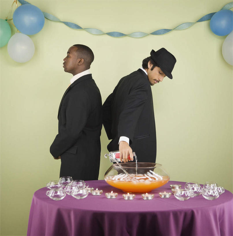 果汁,西方人,两个人,伙伴,朋友,站,竖图,室内,白天,侧面,西装,友谊,安全,餐桌,桌子,杯子,帽子,欧洲,非洲,黑人,欧洲人,握,套装,服装,正装,装饰,布料,塑料,墙,调味,香料,佐料,酒类,饮品,拿,布纹,拿着,依靠,注视,职业装,礼帽,墙壁,墙面,玻璃制品,酒,桌布,饮料,衣服,餐巾,气球,水杯,塑料制品,台布,观察,看,倚靠,站着,背靠背,橡胶,背对背,握着,服饰,餐台,观看,华丽,修饰,点缀,配料,察看,衣着,穿着,关注,可口,橡胶制品,作料,衬托,美观,雅致,雅观,潘趣酒,衣饰,适口,信任,友情,年轻女性,女人,女性,白种人,非洲人,玻璃杯,站立,半身,彩图