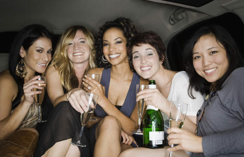 葡萄酒,西方人,伙伴,朋友,坐,笑,微笑,露齿笑,横图,室内,夜晚,正面,奢侈,快乐,友谊,汽车,杯子,欧洲,非洲,黑人,欧洲人,五个人,一辆,握,阴影,服装,反射,高脚杯,影子,许多人,浪漫,注视,休闲装,车,玻璃制品,酒,酒瓶,饮料,衣服,玻璃瓶,酒杯,瓶子,交通工具,轿车,香槟,观察,看,一群人,休闲,休闲服,诱惑,握着,服饰,观看,察看,关注,载具,香槟杯,气泡酒,起泡酒,汽酒,友情,年轻女性,女人,女性,中年女性,白种人,非洲人,玻璃杯,坐着,半身,彩图,高兴,欢笑