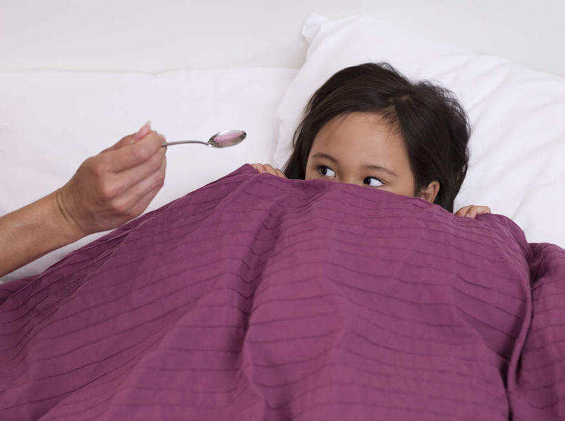 东方人,儿童,中年人,两个人,家庭,母亲,女儿,躺,横图,室内,白天,正面,纯洁,安全,床,靠垫,卧室,亚洲,一把,阴影,反射,药剂,影子,勺子,床单,防护,靠枕,注视,黄种人,被子,小孩,药品,垫子,调羹,汤匙,枕头,观察,看,温暖,温馨,母女,一家人,可爱,母爱,童年,童趣,治疗,喂,遮,遮掩,单人床,观看,保护,药物,和睦,察看,医疗,掩盖,被单,遮挡,关注,保险,预防,童真,烂漫,无邪,遮盖,掩饰,卧着,平安,天真,女孩,女人,女性,中年女性,亚洲人,孩子,躺着,卧,半身,彩图,睡房,卧房,融洽,女生