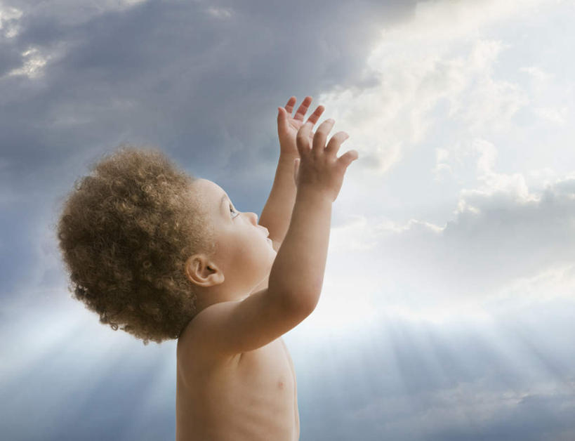 西方人,儿童,一个人,站,举,横图,室外,白天,仰视,纯洁,欧洲,非洲,黑人,欧洲人,仅一个男性,仅一个人,阴影,梦幻,发光,光束,光线,影子,云,云朵,光亮,云彩,注视,裸露,小孩,蓝色,白云,蓝天,天空,阳光,天,观察,看,托,站着,仅一个小孩,可爱,童年,童趣,晴朗,赤裸,观看,察看,未来,关注,发亮,裸,童真,憧憬,烂漫,无邪,天真,男孩,男人,男性,非洲人,孩子,晴空,举起,举手,举着,抬头,向上举,向上伸,向上托,仰头,站立,半身,彩图,低角度拍摄,男生