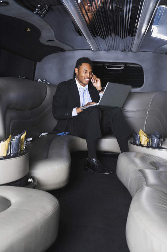 西方人,一个人,商务人士,商务男性,坐,打电话,竖图,室内,白天,正面,衬衫,电脑,笔记本电脑,汽车,电话,手机,欧洲,欧洲人,仅一个男性,仅一个人,敲打,握,套装,网络,二郎腿,拿,听,拿着,注视,输入,通讯设备,车,仅一个年轻男性,交通工具,轿车,打字,观察,看,握着,观看,点击,敲击,察看,无线,关注,载具,通信设备,商务装,无线网络,无线上网,便携式电脑,工薪阶层,交流,按键,手提电脑,男人,男性,年轻男性,白种人,白领,上班族,沟通,通话,坐着,彩图,全身,衬衣,加长车