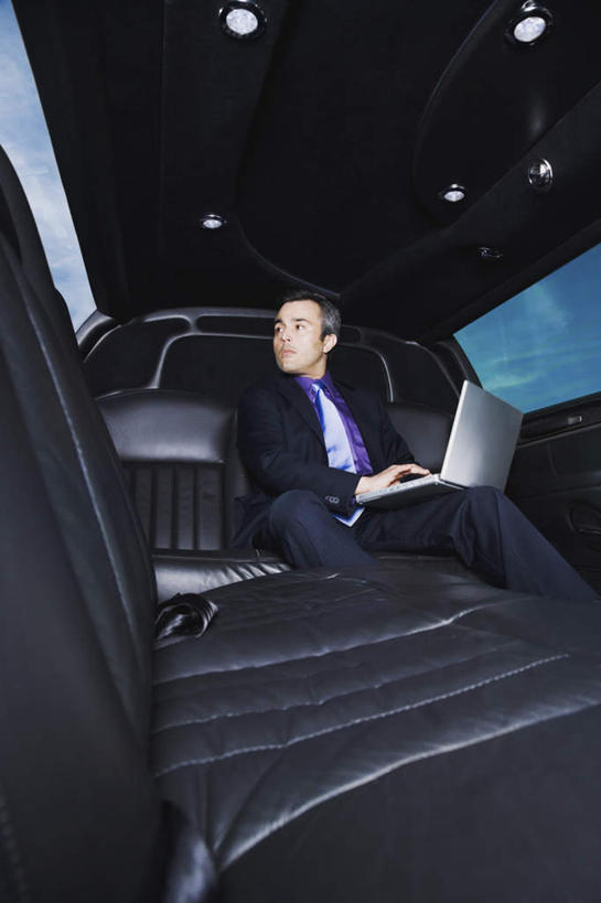 西方人,一个人,商务人士,商务男性,坐,竖图,室内,白天,仰视,衬衫,电脑,笔记本电脑,汽车,照明,欧洲,欧洲人,仅一个男性,仅一个人,仅一个中年男性,敲打,套装,网络,灯光,领带,扭头,注视,输入,通讯设备,顶灯,车,灯,灯具,交通工具,轿车,打字,观察,看,转头,观看,点击,敲击,照亮,察看,无线,象征,庄重,照明设备,关注,载具,通信设备,商务装,身份,无线网络,便携式电脑,工薪阶层,正式,地位,按键,手提电脑,男人,男性,中年男性,白种人,白领,上班族,坐着,半身,彩图,低角度拍摄,衬衣,加长车