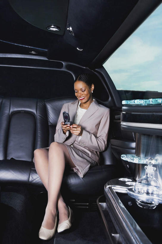 西方人,一个人,商务人士,商务女性,坐,笑,打电话,微笑,露齿笑,竖图,室内,白天,正面,窗户,汽车,电话,手机,欧洲,非洲,黑人,欧洲人,仅一个年轻女性,仅一个女性,仅一个人,一辆,敲打,握,套装,云,云朵,拿,云彩,拿着,注视,输入,通讯设备,玻璃窗,车,蓝色,白云,蓝天,天空,车窗,交通工具,轿车,天,打字,观察,看,握着,晴朗,观看,点击,敲击,察看,关注,载具,商务装,工薪阶层,交流,按键,年轻女性,女人,女性,非洲人,白领,上班族,晴空,沟通,通话,坐着,彩图,全身,加长车