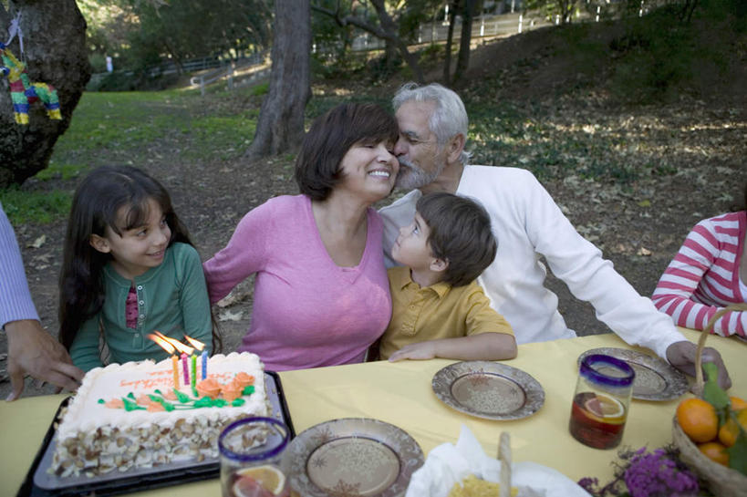 点心,西方人,儿童,老年人,家庭,夫妻,祖母,祖父,焊工,坐,闭眼,笑,吻,微笑,露齿笑,横图,室外,白天,正面,爱情,纯洁,草地,草坪,植物,餐桌,桌子,餐具,蜡烛,玻璃,欧洲,欧洲人,阴影,服装,光线,碟子,火焰,盘,影子,烛光,食品,许多人,浪漫,燃烧,扭头,注视,休闲装,文化,玻璃制品,草,树,树木,食物,糕点,小孩,衣服,绿色,自然,盘子,玻璃瓶,瓶子,碟,生日蛋糕,点燃,观察,看,祈祷,转头,一群人,休闲,温暖,温馨,一家人,休闲服,恩爱,可爱,童年,童趣,许愿,恋人,服饰,生长,奶奶,爷爷,成长,餐台,观看,纪念,祖孙,祈求,和睦,察看,关注,童真,烂漫,无邪,广口瓶,外婆,外孙女,外祖母,外公,外祖父,外孙,外孙子,平安,天真,老年男性,老年女性,男孩,男人,男性,女孩,女人,女性,白种人,孩子,夫妇,情侣,孙女,孙子,电焊工,焊接工,闭眼睛,闭着眼,闭着眼睛,接吻,亲,亲吻,亲嘴,坐着,半身,彩图,伴侣,融洽,蛋糕,男生,女生