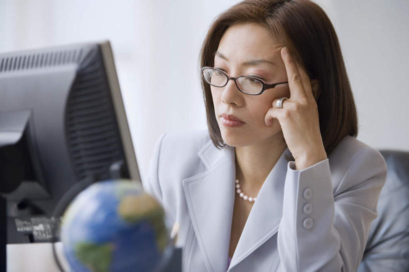 东方人,一个人,商务人士,商务女性,坐,横图,室内,白天,正面,爱情,显示器,仪器,海洋,地图,项链,亚洲,仅一个女性,仅一个人,撑,套装,朦胧,模糊,网格,地球仪,屏幕,线条,眼镜,世界地图,墙,地球,陆地,浪漫,全球,注视,黄种人,显示屏,墙壁,墙面,球,装饰品,灰色,戒指,经纬线,模型,饰品,首饰,观察,看,仅一个中年女性,球体,恩爱,地理,国家,观看,信物,大陆,察看,世界,撑着,权利,关注,商务装,纬线,版图,近视眼镜,经线,工薪阶层,输出设备,经纬仪,地理学,手饰,女人,女性,中年女性,亚洲人,白领,上班族,坐着,半身,彩图,大洋,大洲