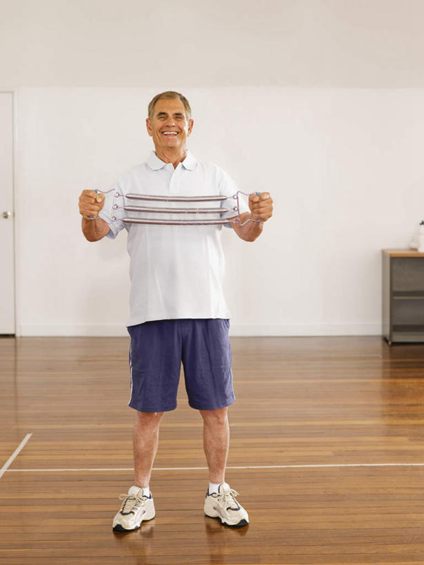 西方人,一个人,站,竖图,室内,白天,正面,运动服,运动鞋,锻炼,运动,地板,鞋子,欧洲,欧洲人,仅一个男性,仅一个人,握,阴影,服装,反射,影子,墙,地面,拿,拿着,注视,娱乐,运动器械,木地板,墙壁,墙面,衣服,观察,看,站着,仅一个老年男性,享受,休闲,健身器械,放松,握着,服饰,观看,休闲鞋,察看,衣着,穿着,关注,健身器材,拉力器,室内运动,衣饰,老年男性,男人,男性,白种人,站立,彩图,全身,健身,运动器材,运动装