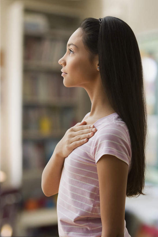 西方人,儿童,一个人,站,竖图,室内,白天,侧面,纯洁,欧洲,欧洲人,仅一个女性,仅一个人,服装,朦胧,模糊,置物架,注视,休闲装,架子,小孩,衣服,观察,看,站着,仅一个小孩,休闲,休闲服,可爱,童年,童趣,服饰,观看,察看,关注,陈列架,宣誓,童真,烂漫,无邪,发誓,赌咒,搁架,天真,女孩,女人,女性,白种人,孩子,站立,半身,彩图,立誓,起誓,女生